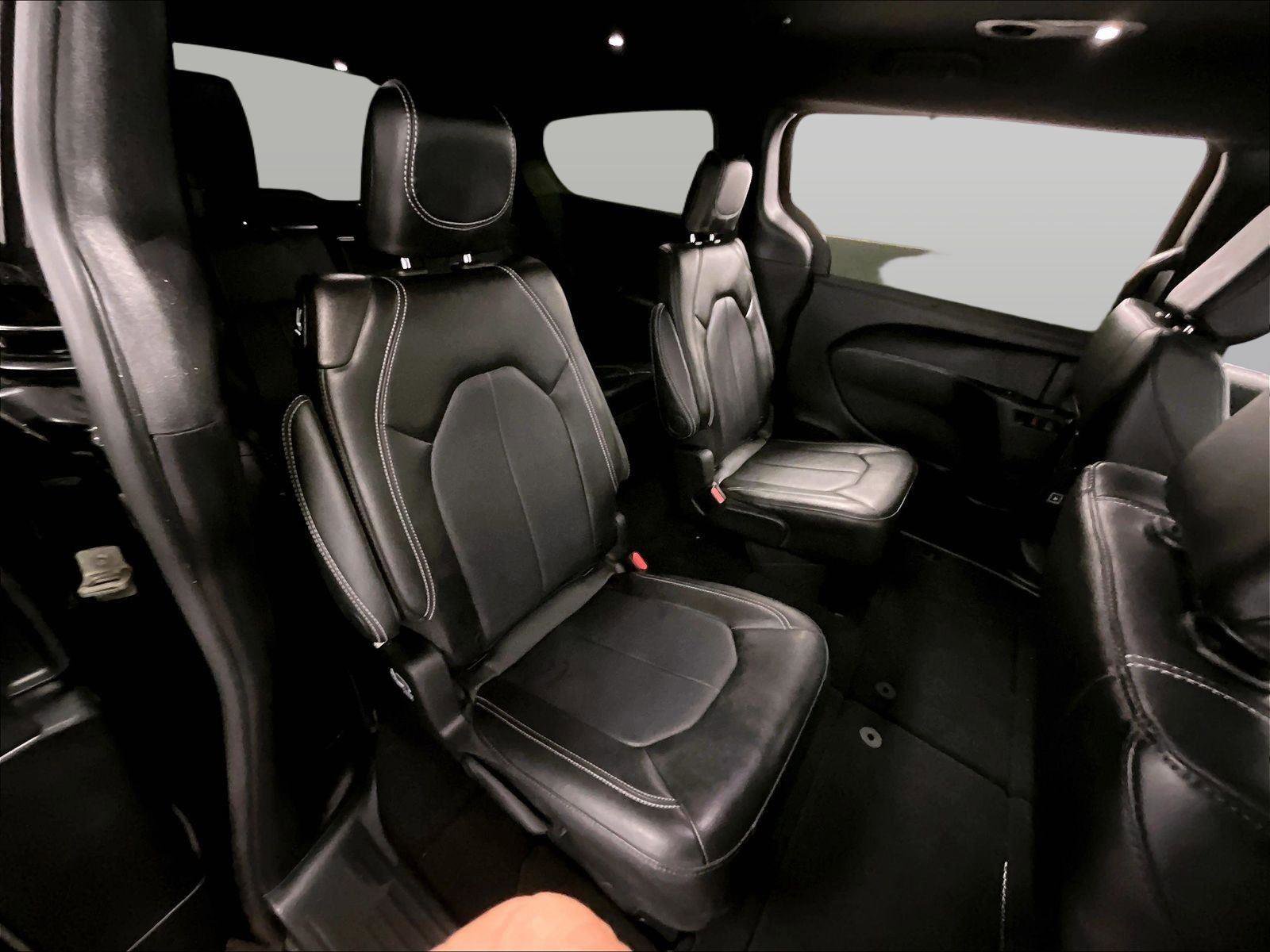 Used 2025 Chrysler Pacifica Select image 26
