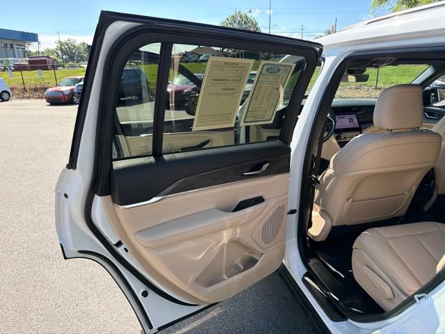 Used 2025 Jeep Grand Cherokee L Limited w/ Black Appearance Package AWD/4WD image 17