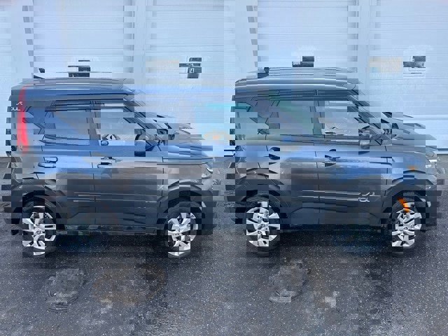 Used 2020 Kia Soul LX image 2