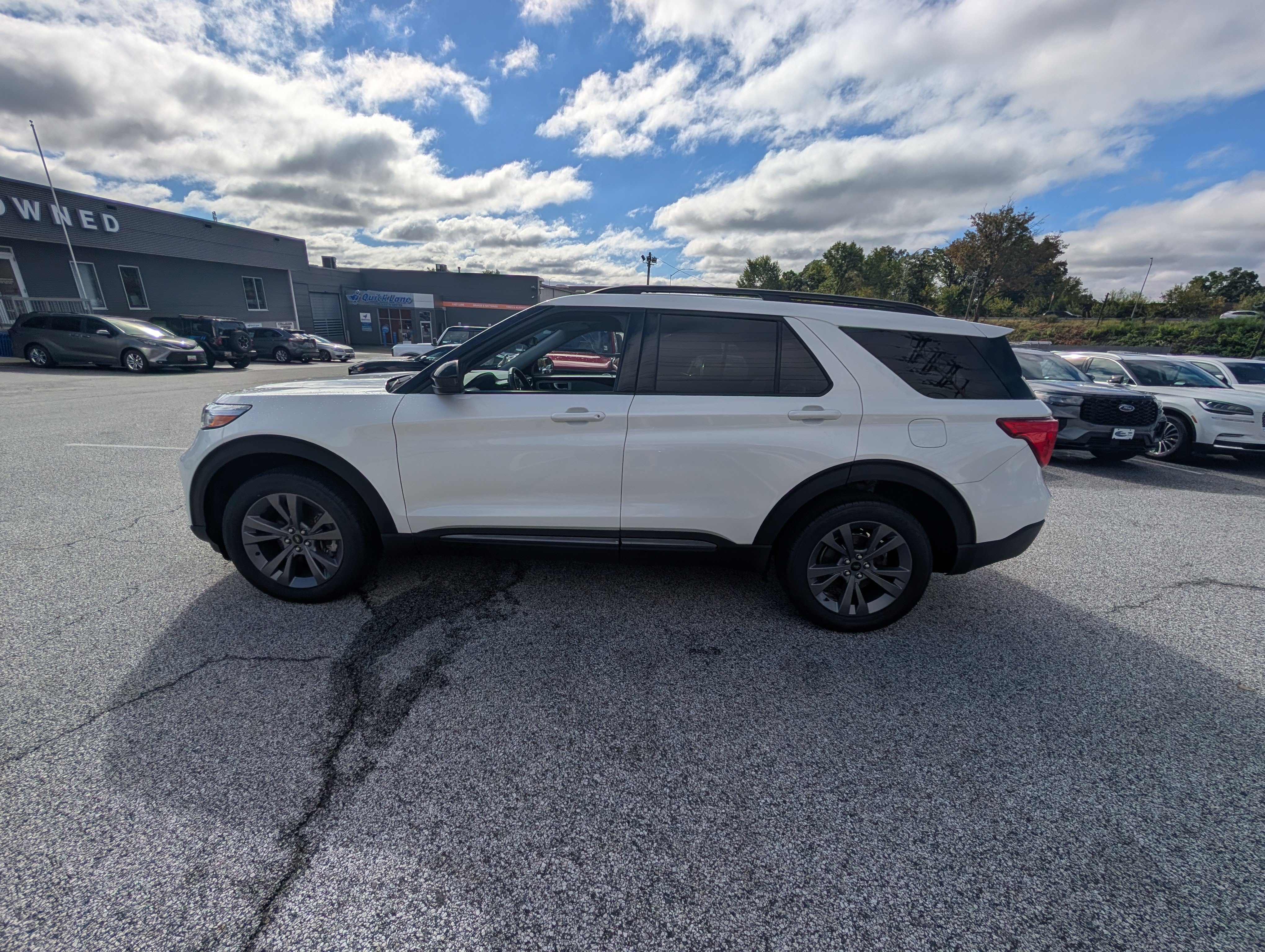 Certified 2023 Ford Explorer XLT w/ Equipment Group 202A AWD/4WD image 3