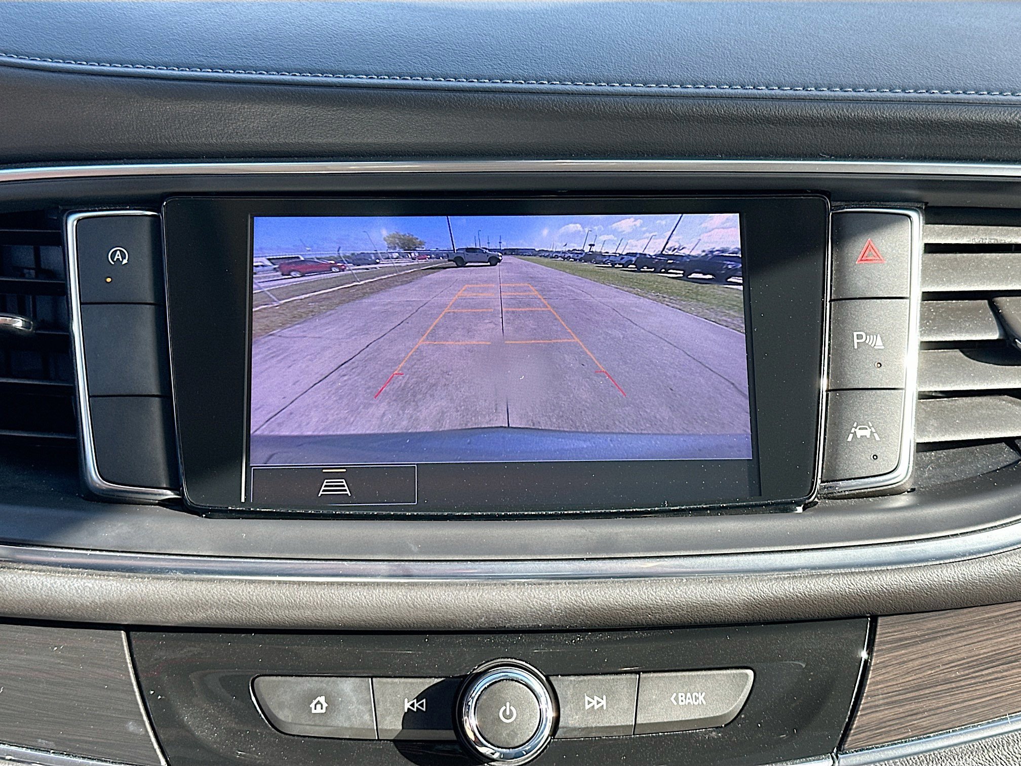 Used 2024 Buick Enclave Essence image 13