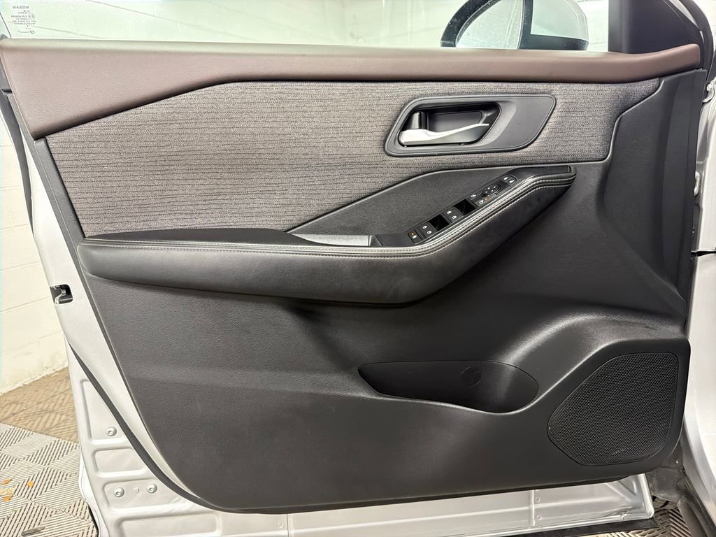Used 2023 Nissan Rogue SV FWD image 16