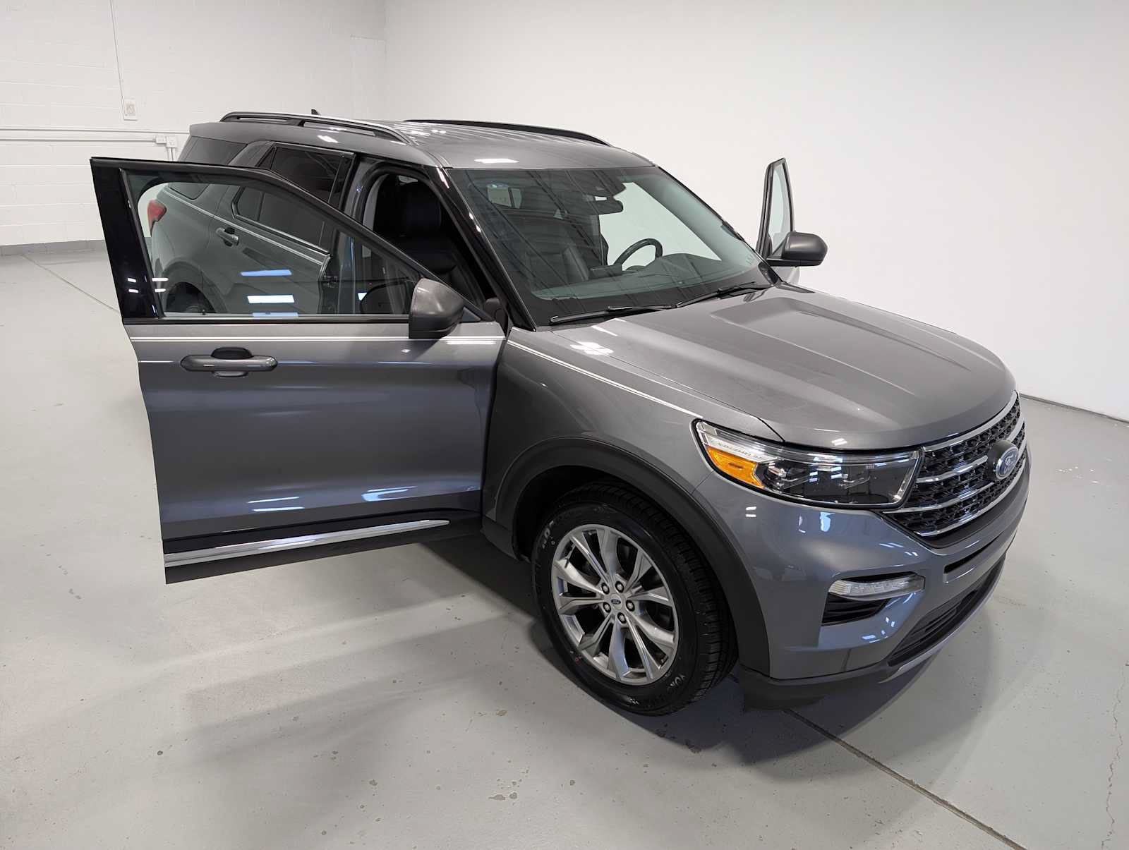 Certified 2023 Ford Explorer XLT w/ Equipment Group 202A AWD/4WD image 16