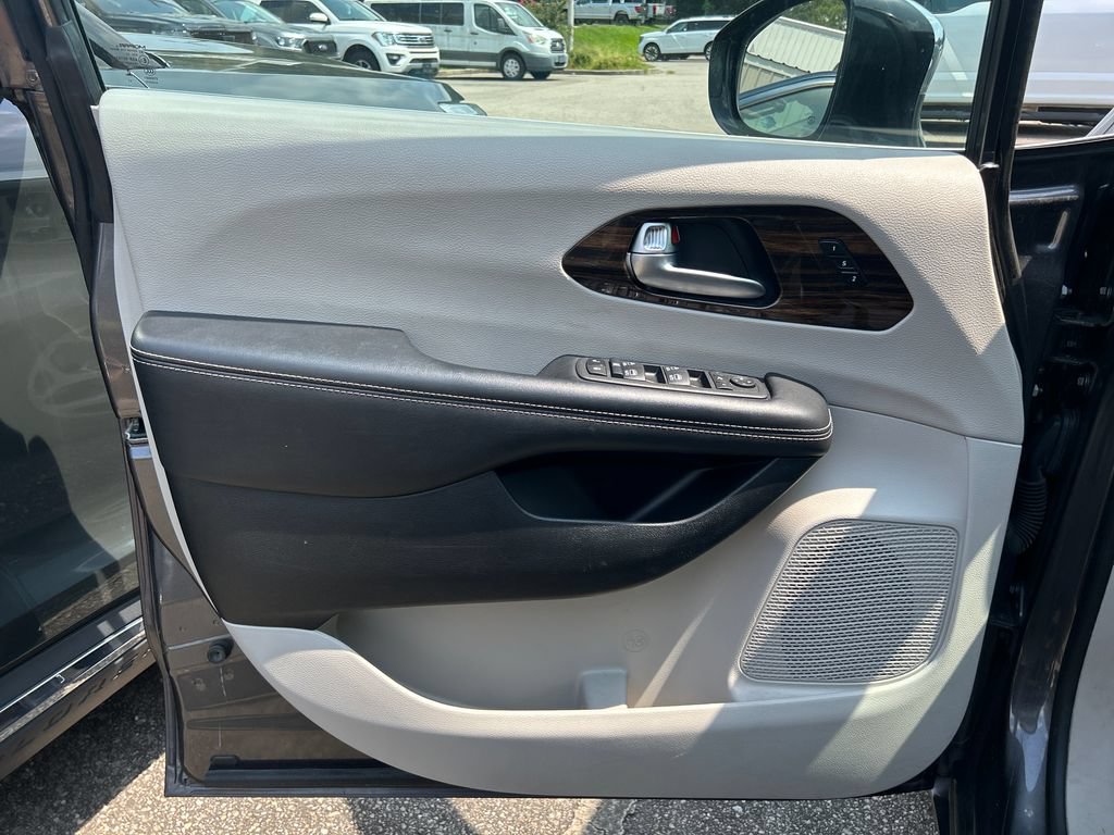 Used 2023 Chrysler Pacifica Limited FWD image 9