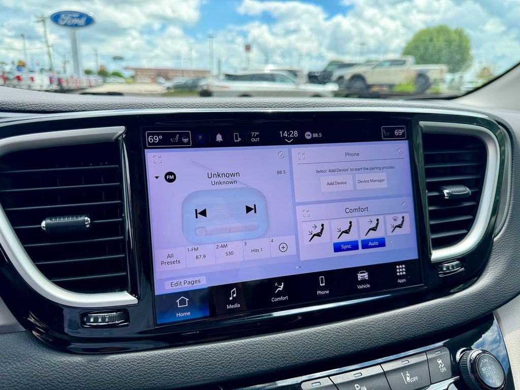 Used 2024 Chrysler Pacifica Touring-L FWD image 30