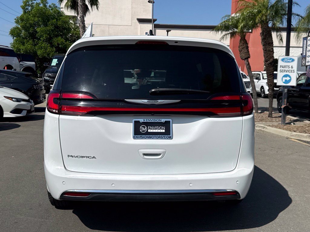 Used 2024 Chrysler Pacifica Touring-L FWD image 11