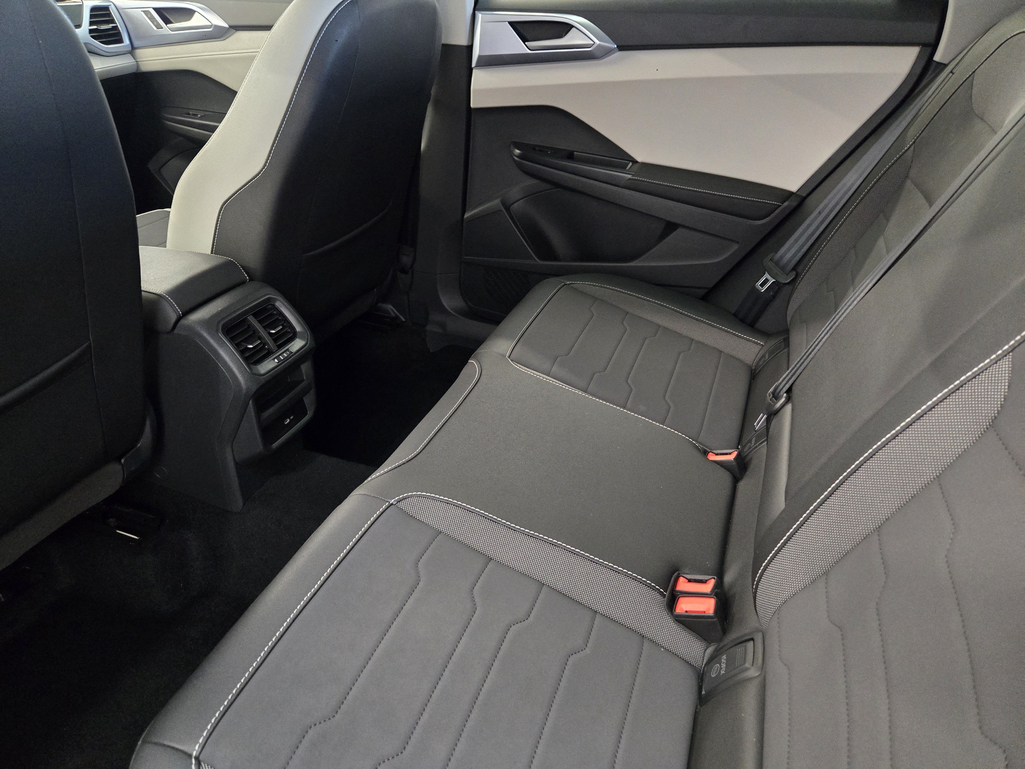 Used 2025 Volkswagen Taos SE w/ Panoramic Sunroof Package FWD image 32