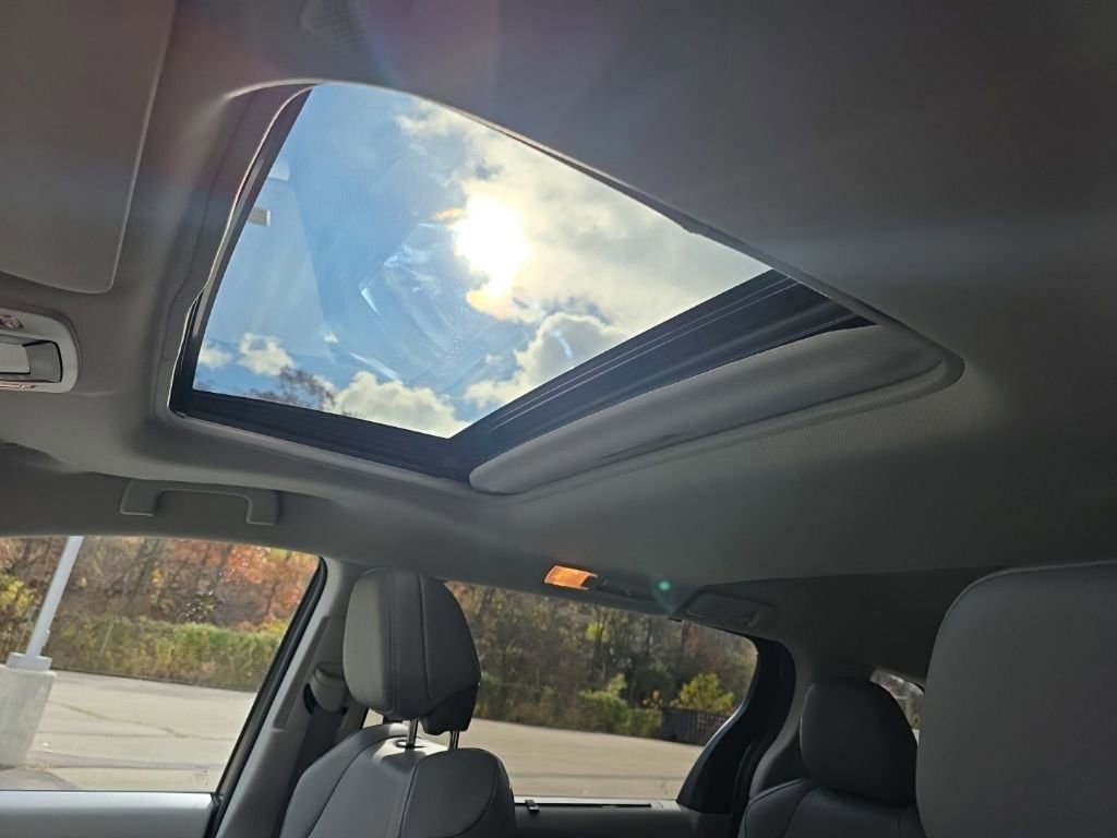 Used 2024 Toyota Sienna XLE image 35