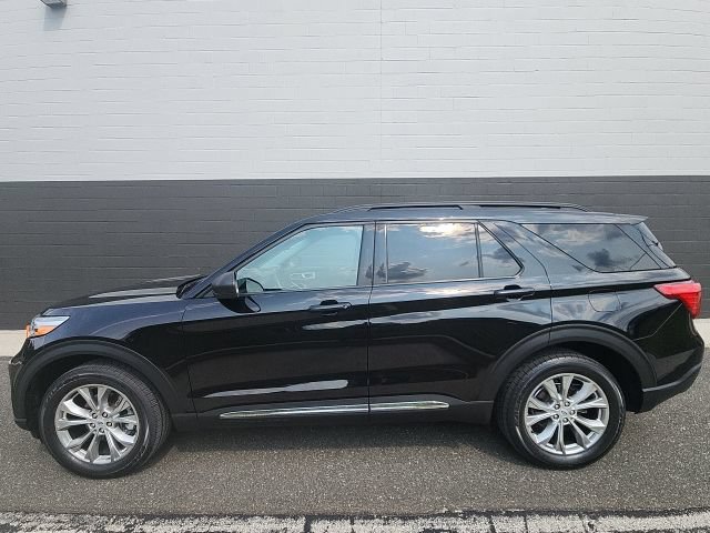 Certified 2023 Ford Explorer XLT w/ Equipment Group 202A AWD/4WD image 3
