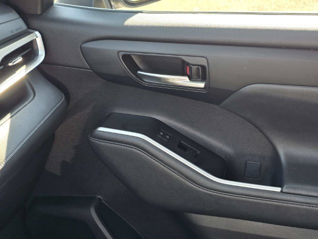 Used 2021 Toyota Highlander XLE FWD image 25