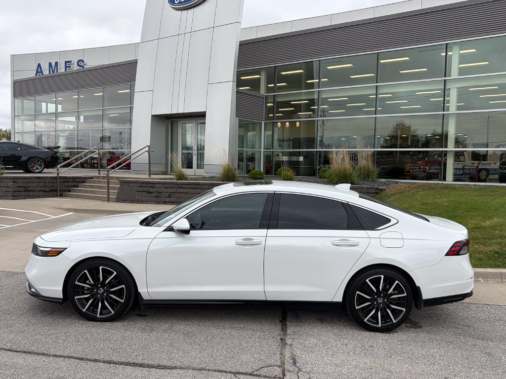 Used 2025 Honda Accord Touring image 3