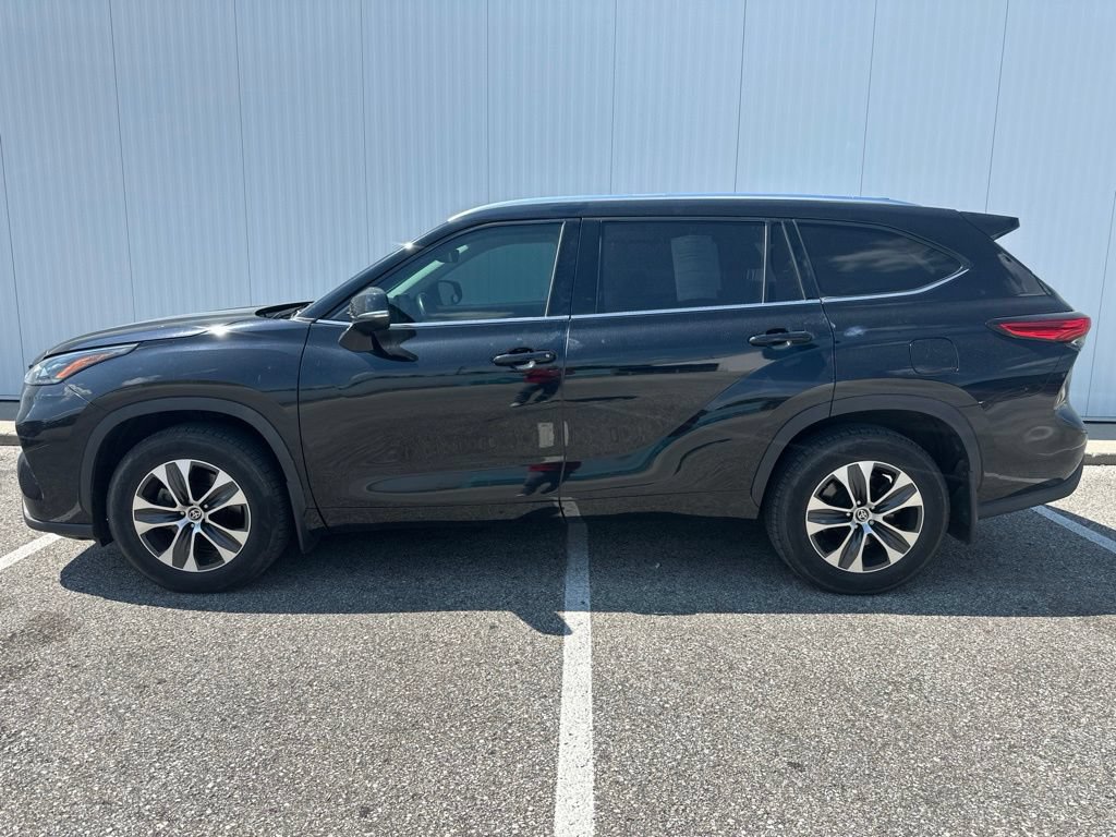 Used 2021 Toyota Highlander XLE AWD/4WD image 3