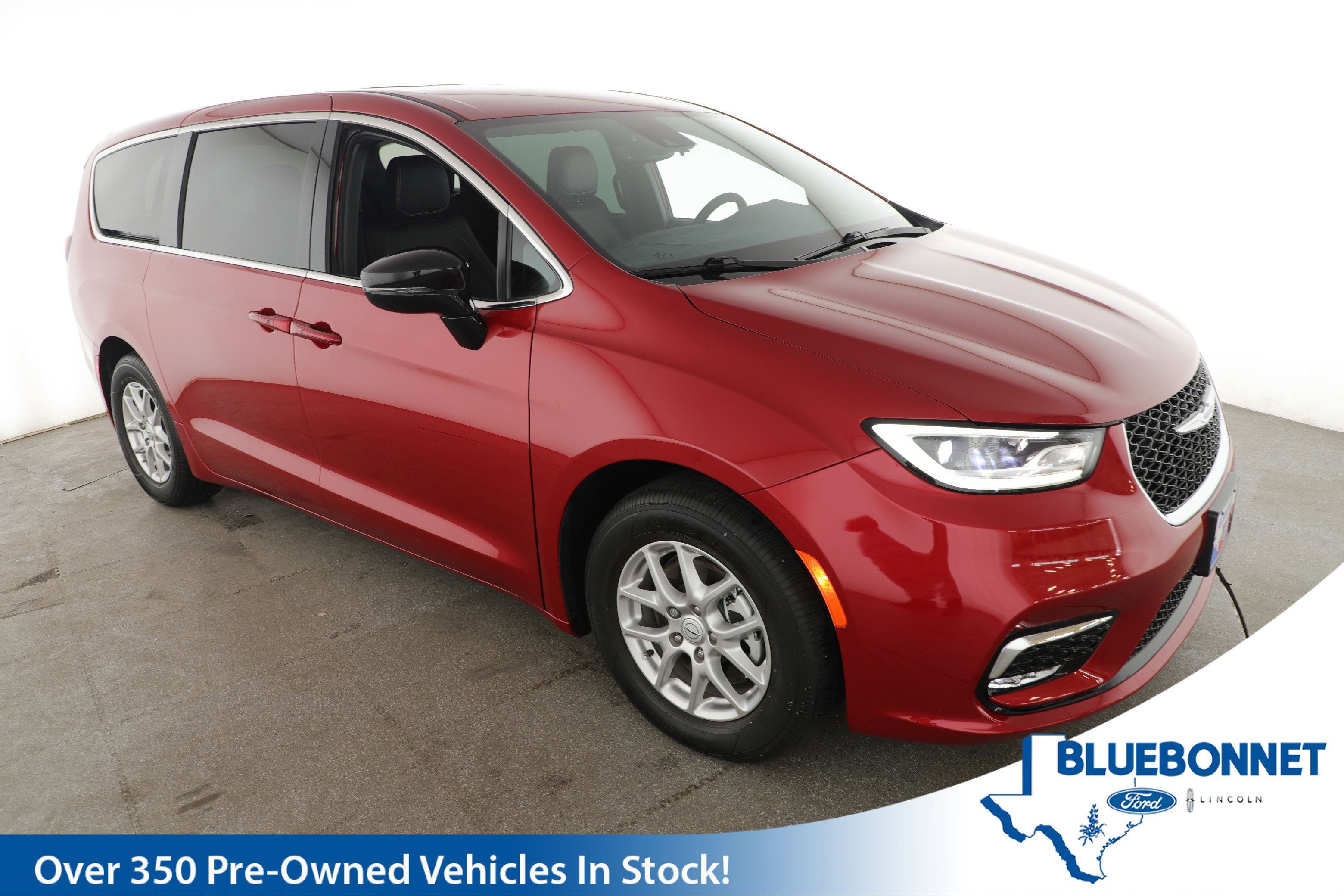 Used 2025 Chrysler Pacifica Select image 2