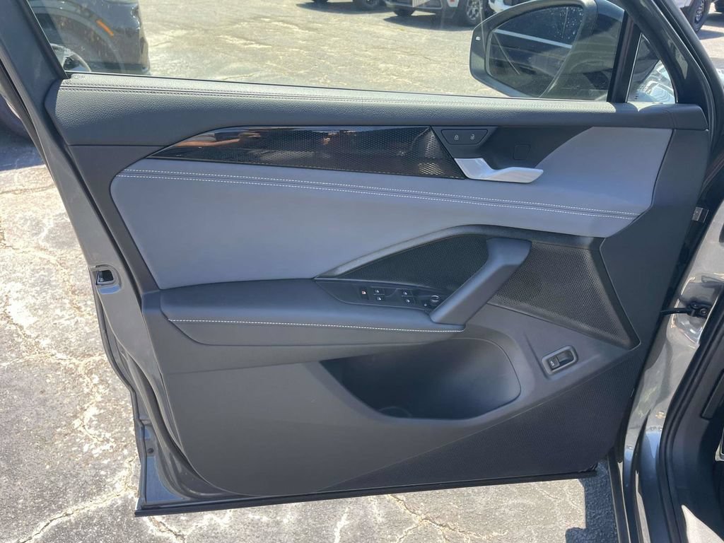 Used 2025 Volkswagen Tiguan SE R-Line FWD image 15