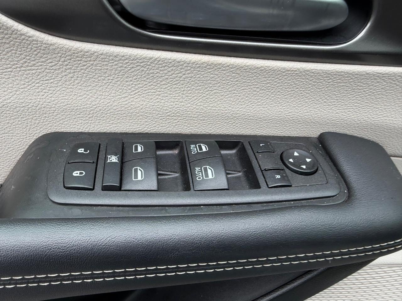 Used 2024 Chrysler Pacifica Touring-L FWD image 21
