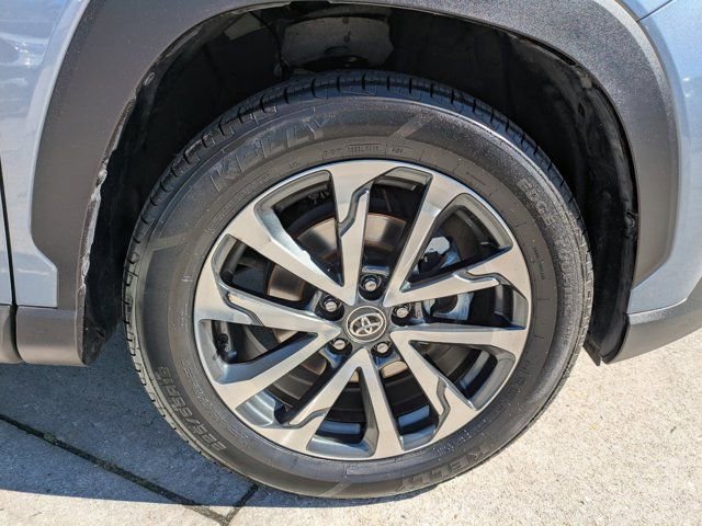 Used 2022 Toyota Corolla Cross XLE image 11