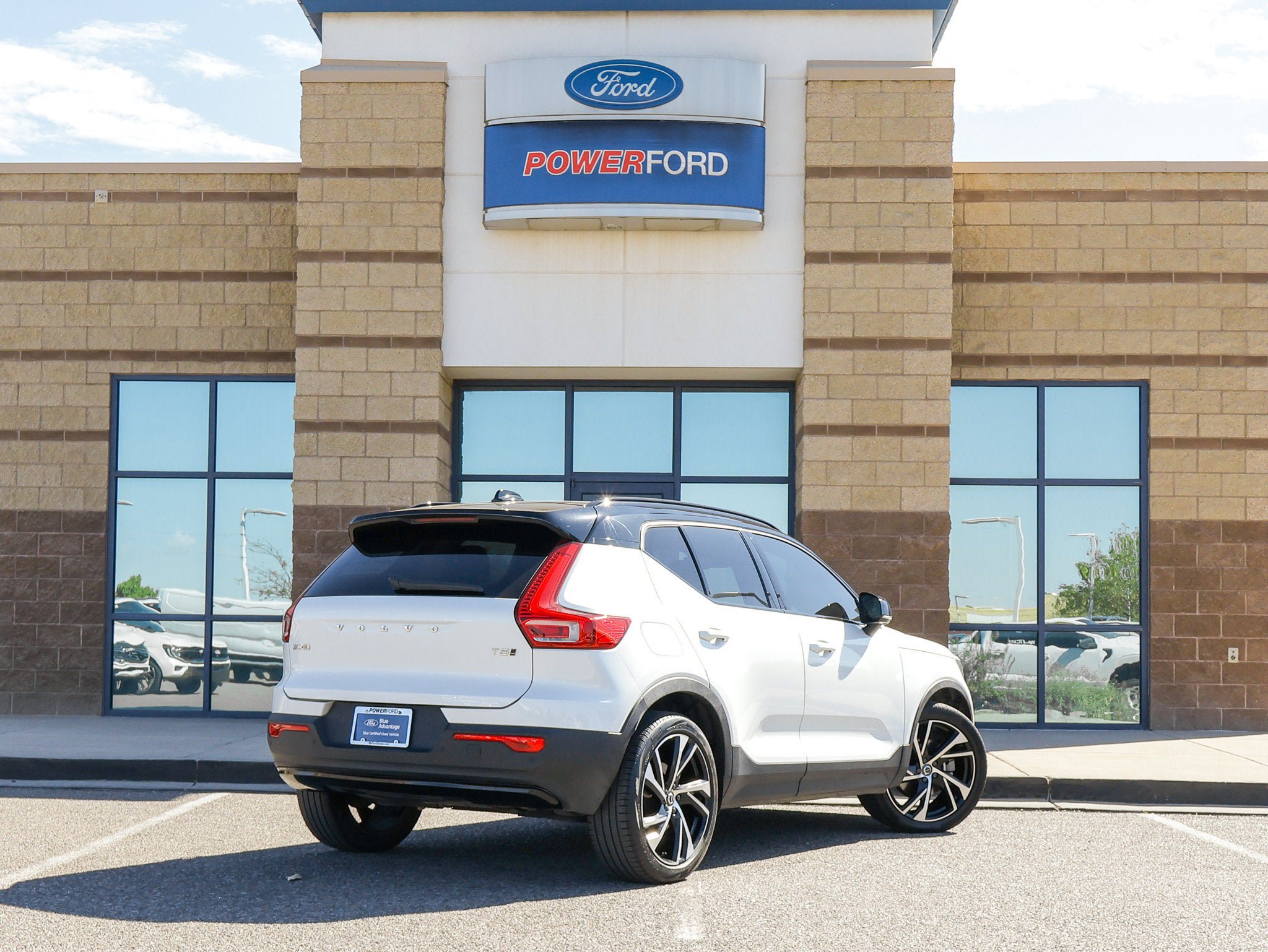 Used 2022 Volvo XC40 T5 R-Design AWD/4WD image 6