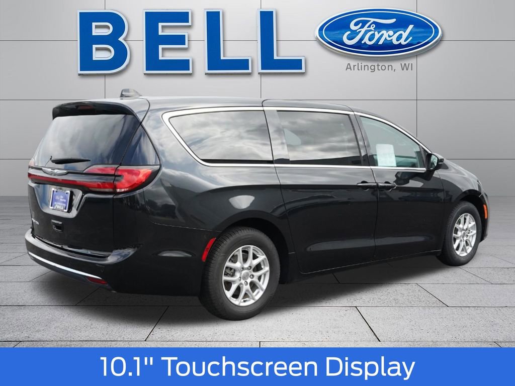 Used 2023 Chrysler Pacifica Touring-L FWD image 3