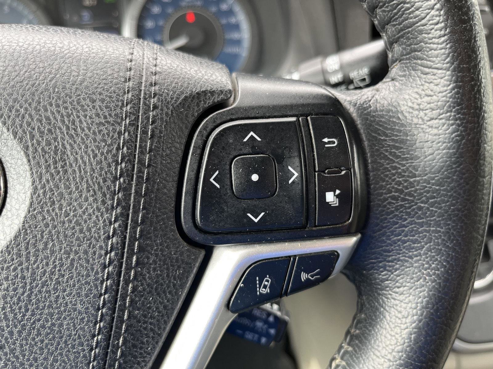 Used 2020 Toyota Sienna XLE w/ XLE Navigation Package image 19