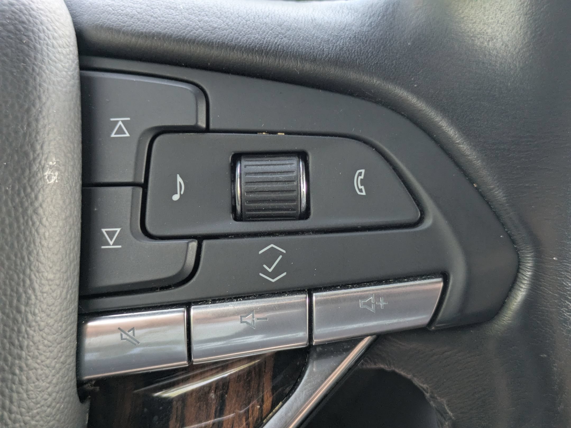 Used 2023 Cadillac Escalade Premium Luxury AWD/4WD image 18
