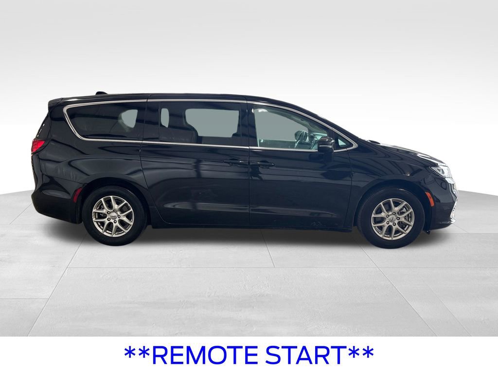 Used 2024 Chrysler Pacifica Touring-L image 9