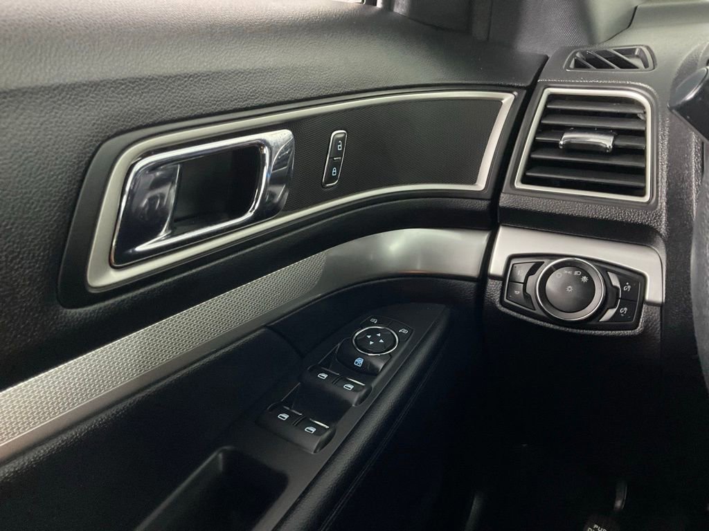 Certified 2017 Ford Explorer XLT FWD image 15