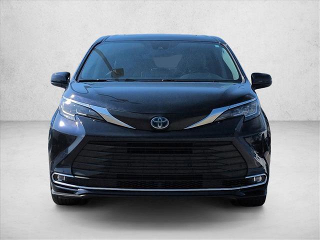 Used 2022 Toyota Sienna XLE image 5