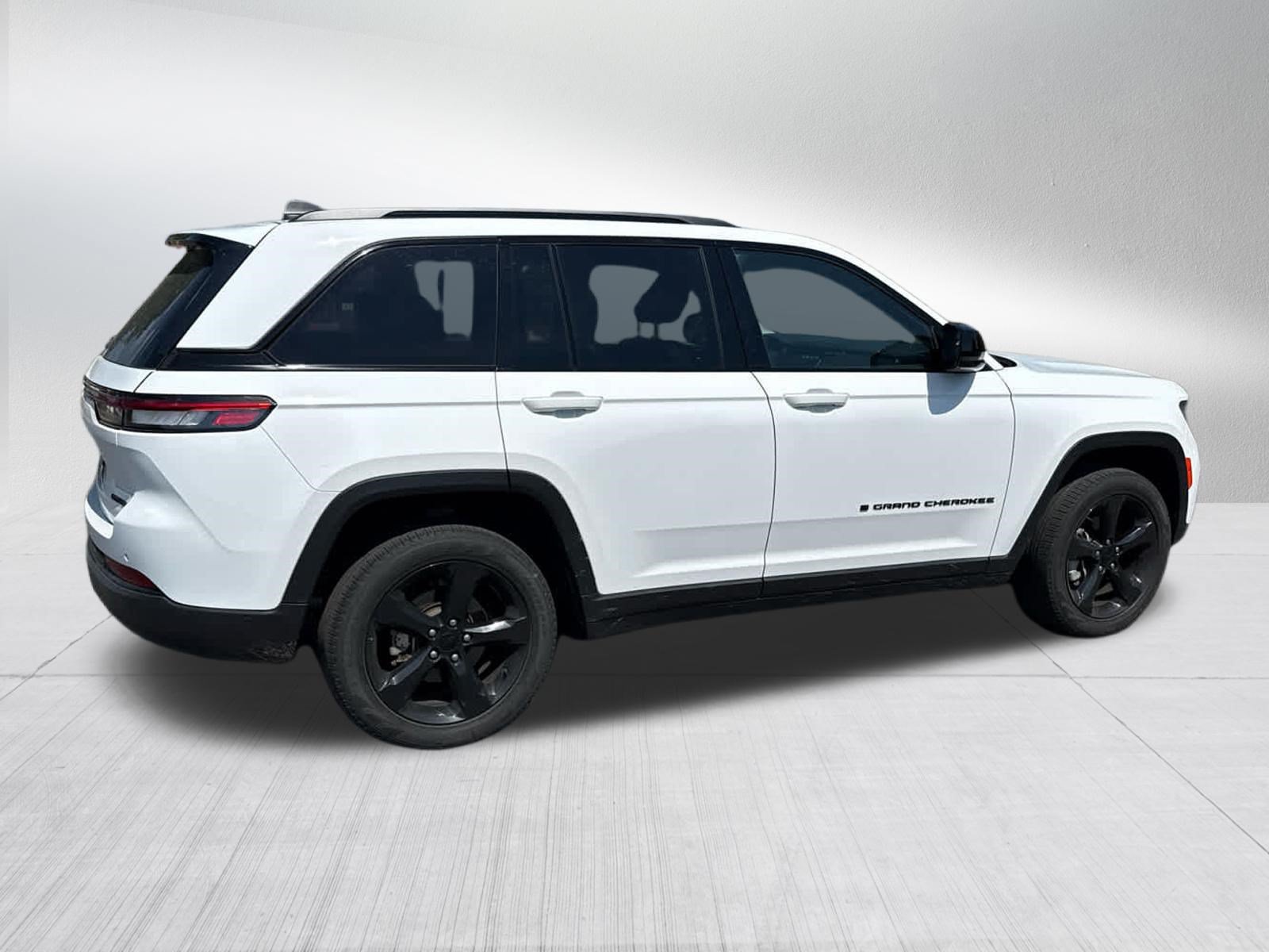 Used 2024 Jeep Grand Cherokee Limited w/ Black Appearance Package AWD/4WD image 9