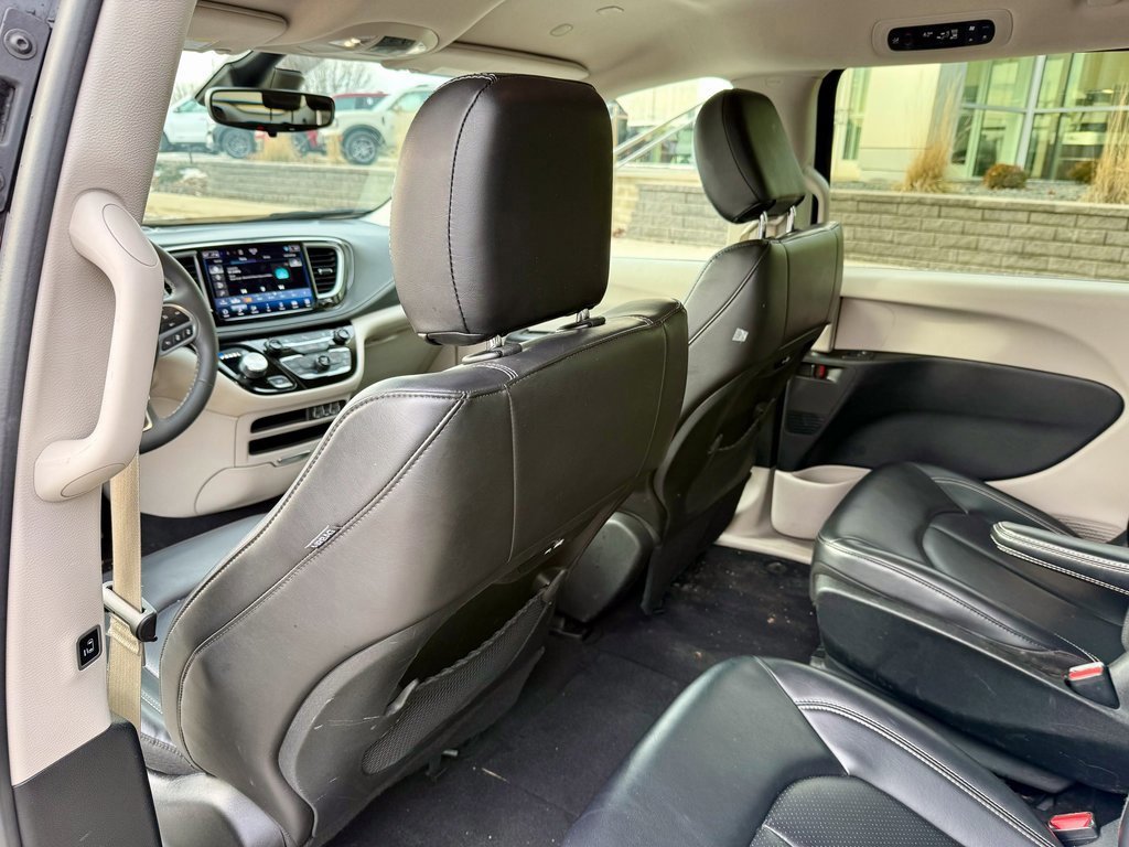Used 2024 Chrysler Pacifica Select image 12