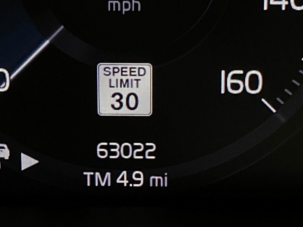 Used 2021 Volvo XC40 T5 R-Design image 26