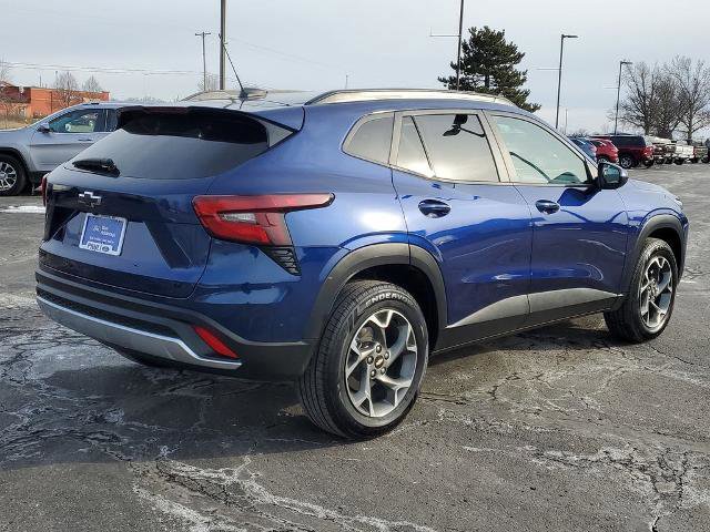 Used 2024 Chevrolet Trax LT w/ Sunroof Package image 3