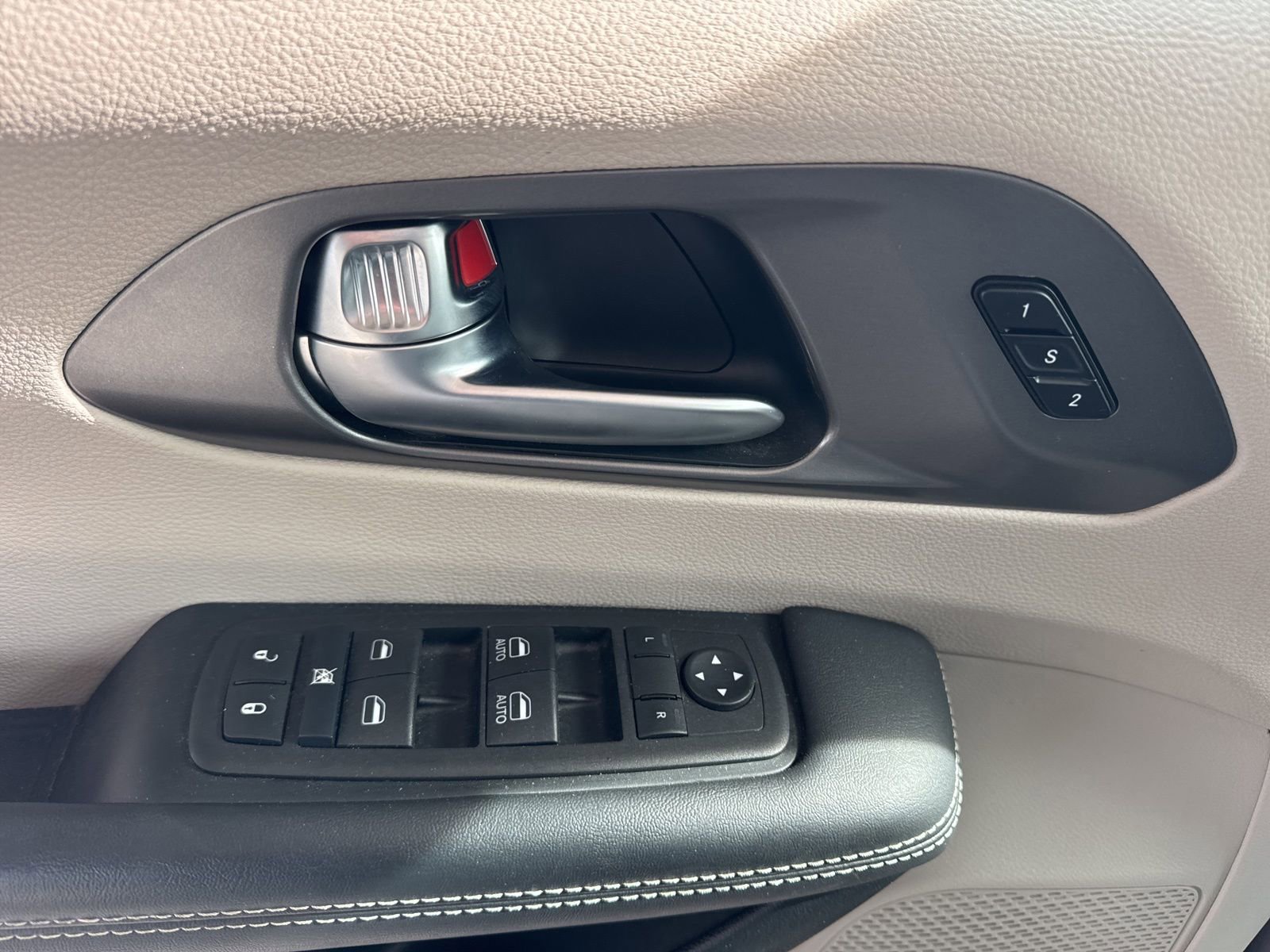 Used 2024 Chrysler Pacifica Touring-L image 24