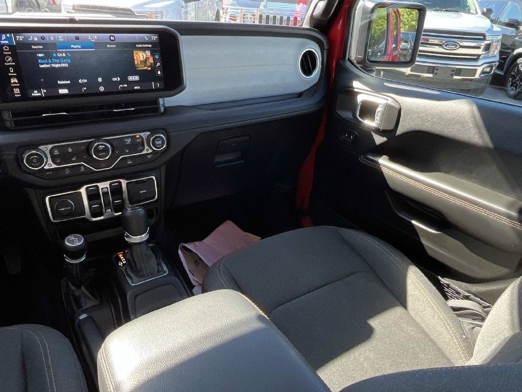 Used 2025 Jeep Wrangler Unlimited Sahara AWD/4WD image 16