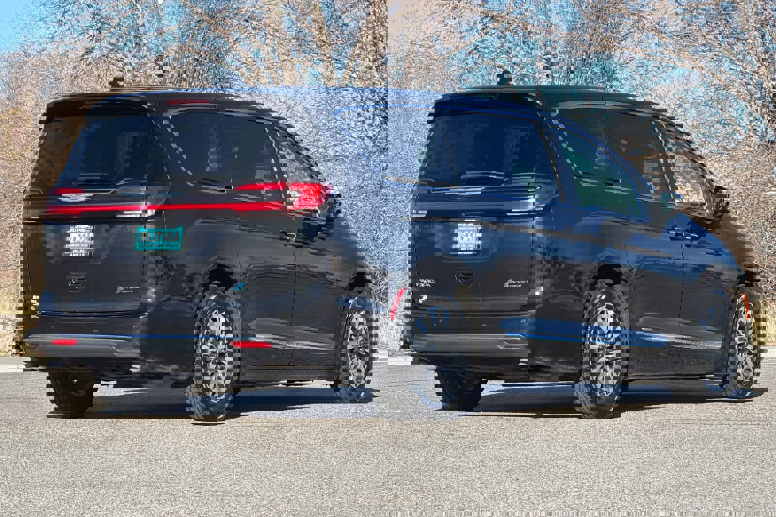 Used 2023 Chrysler Pacifica Limited image 5