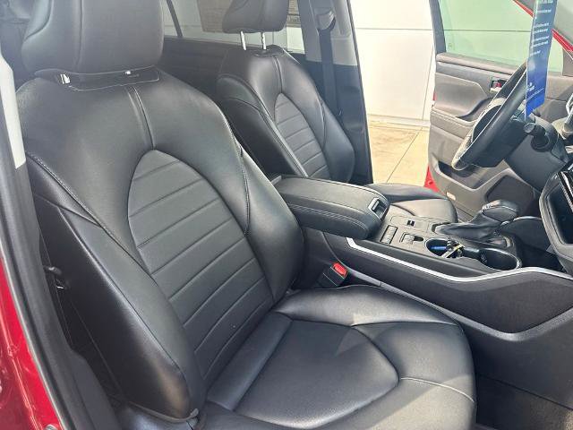 Used 2022 Toyota Highlander XLE FWD image 34