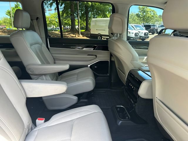 Used 2022 Jeep Wagoneer Series III w/ Premium Group I AWD/4WD image 17