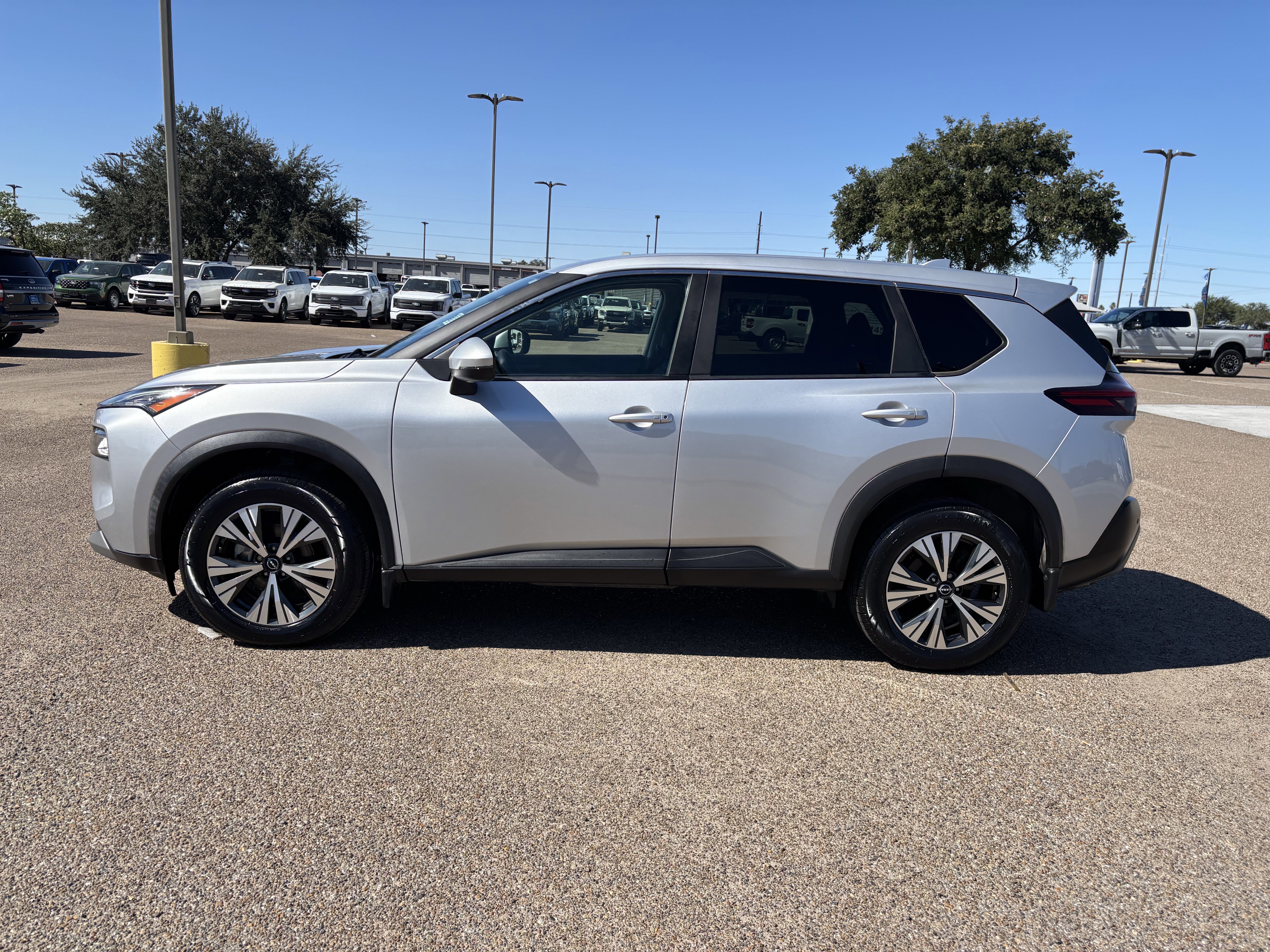 Used 2023 Nissan Rogue SV image 3