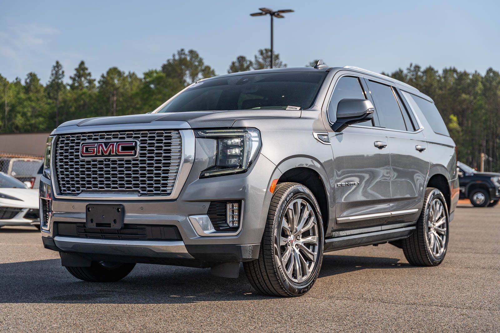 Used 2021 GMC Yukon Denali w/ Denali Premium Package RWD image 3