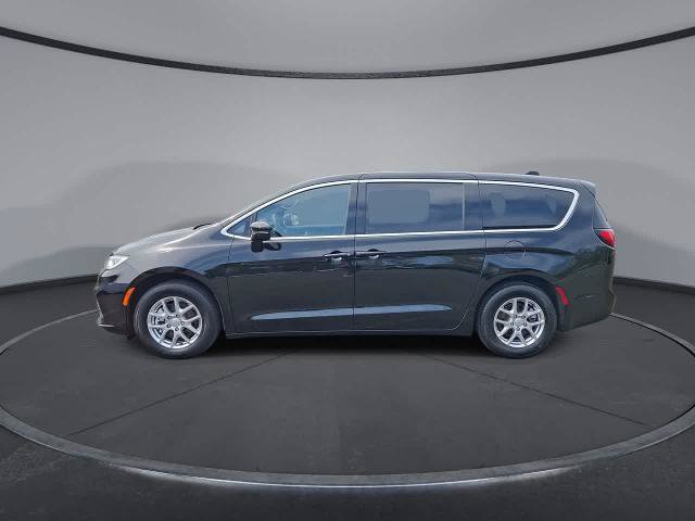 Used 2025 Chrysler Pacifica Select FWD image 5
