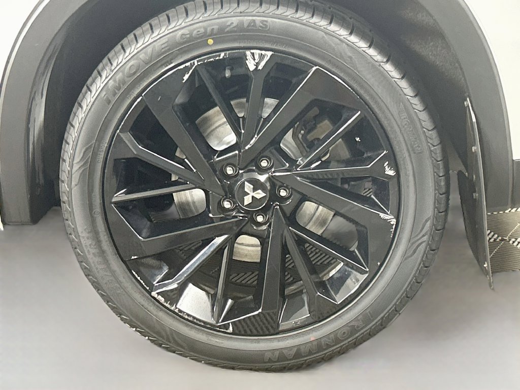 Used 2024 Mitsubishi Outlander AWD image 36
