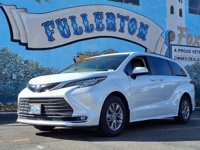 Used 2023 Toyota Sienna XLE w/ XLE Plus Package image 1