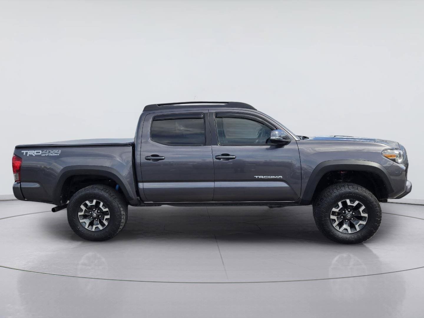Used 2017 Toyota Tacoma TRD Off-Road w/ Premium & Technology Package AWD/4WD image 4