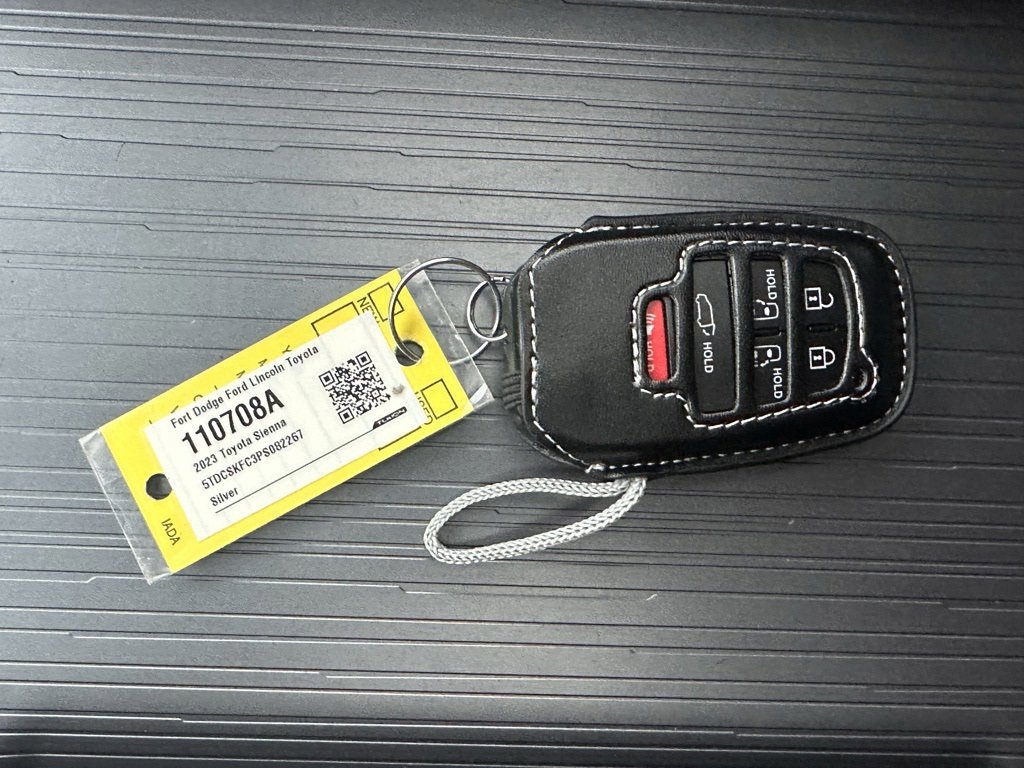 Used 2023 Toyota Sienna XSE image 39