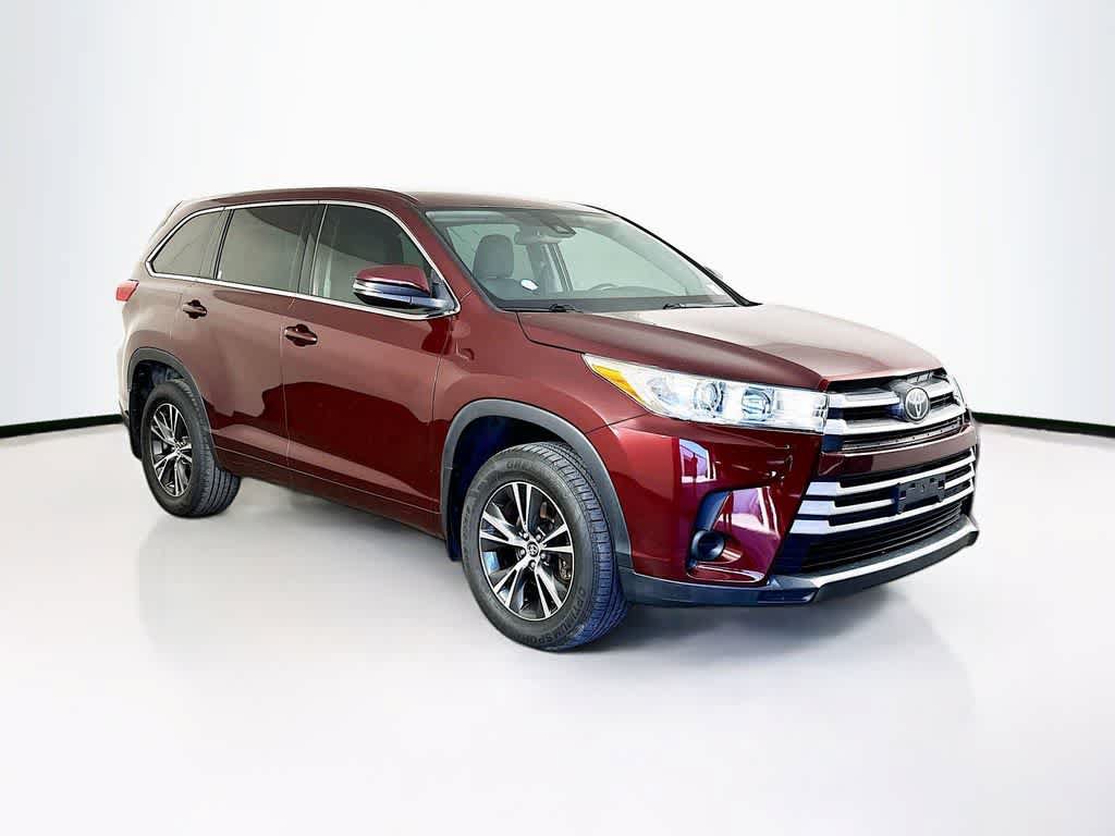 Used 2018 Toyota Highlander LE w/ Carpet Mat Package (TMS) AWD/4WD image 24