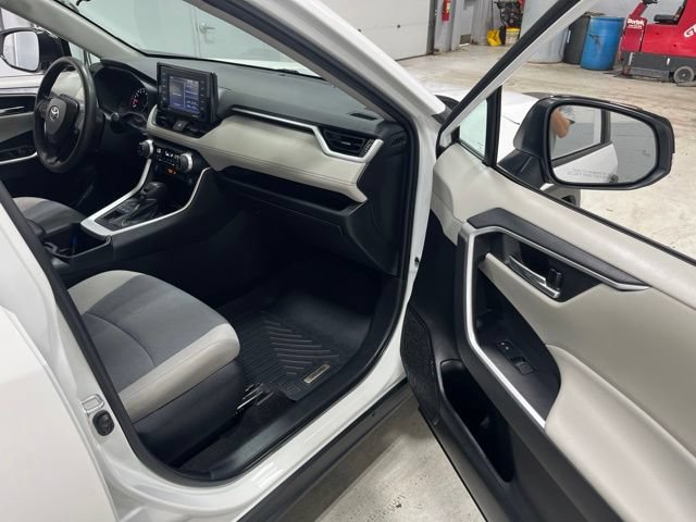 Used 2022 Toyota RAV4 XLE AWD/4WD image 31