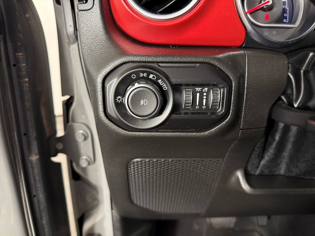 Used 2022 Jeep Wrangler Unlimited Rubicon w/ Cold Weather Group AWD/4WD image 15