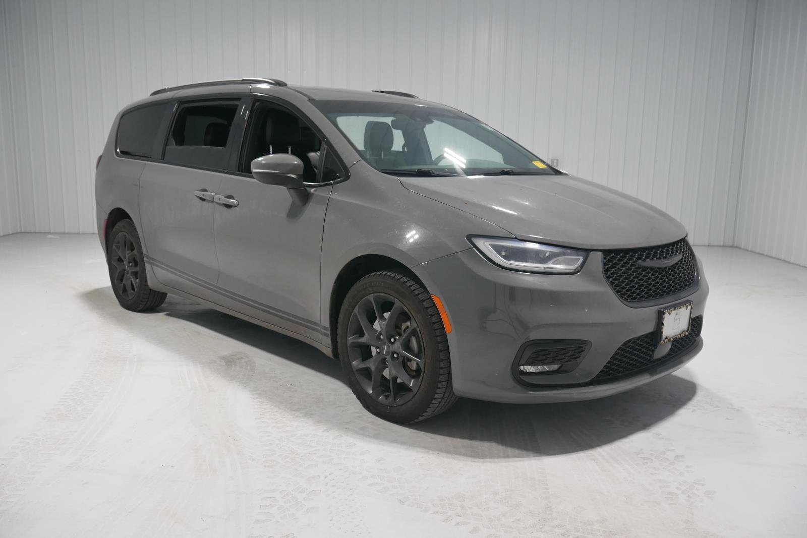 Used 2023 Chrysler Pacifica Touring-L w/ S Appearance Package image 3