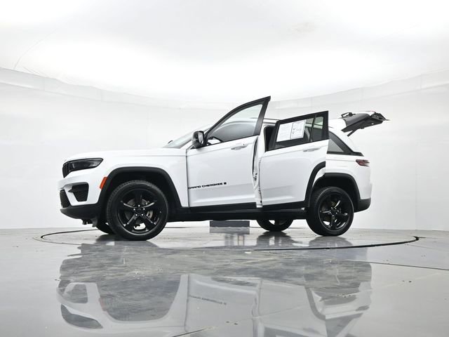 Used 2023 Jeep Grand Cherokee Altitude RWD image 50