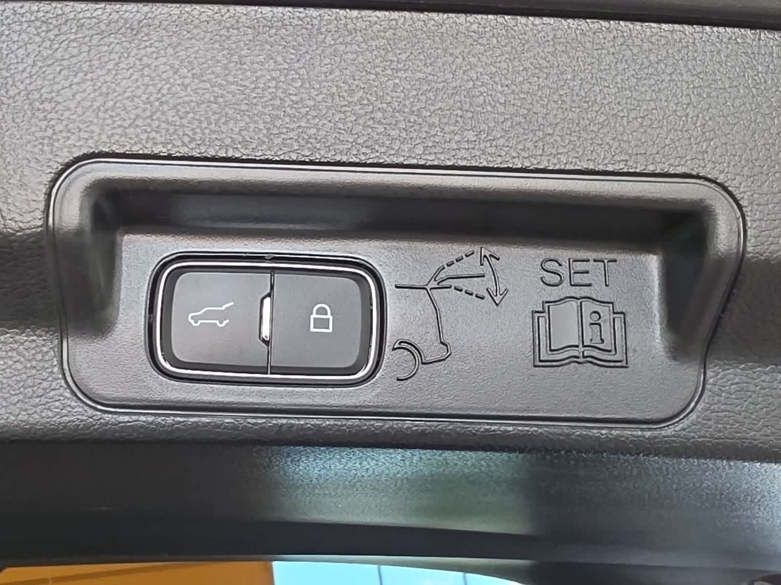 Certified 2022 Ford Explorer XLT w/ Equipment Group 202A AWD/4WD image 33