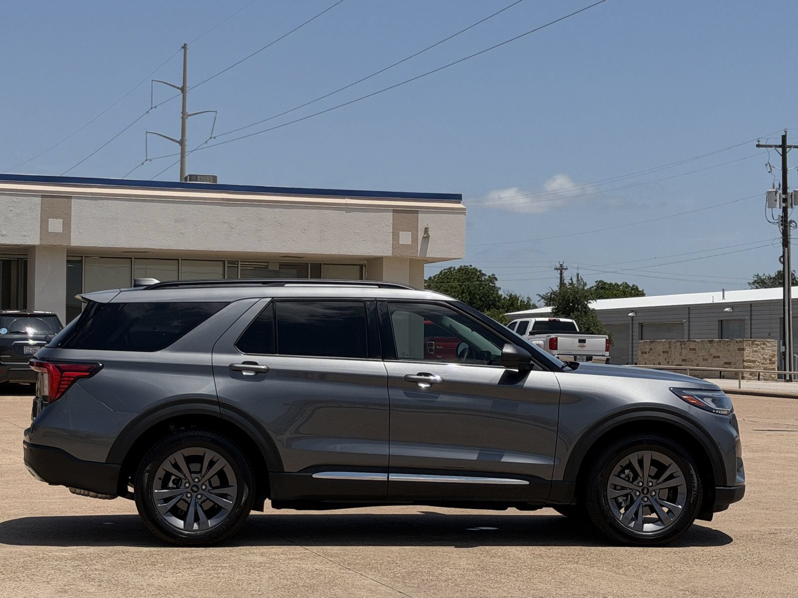 Certified 2025 Ford Explorer Active w/ Active Comfort Package AWD/4WD image 3